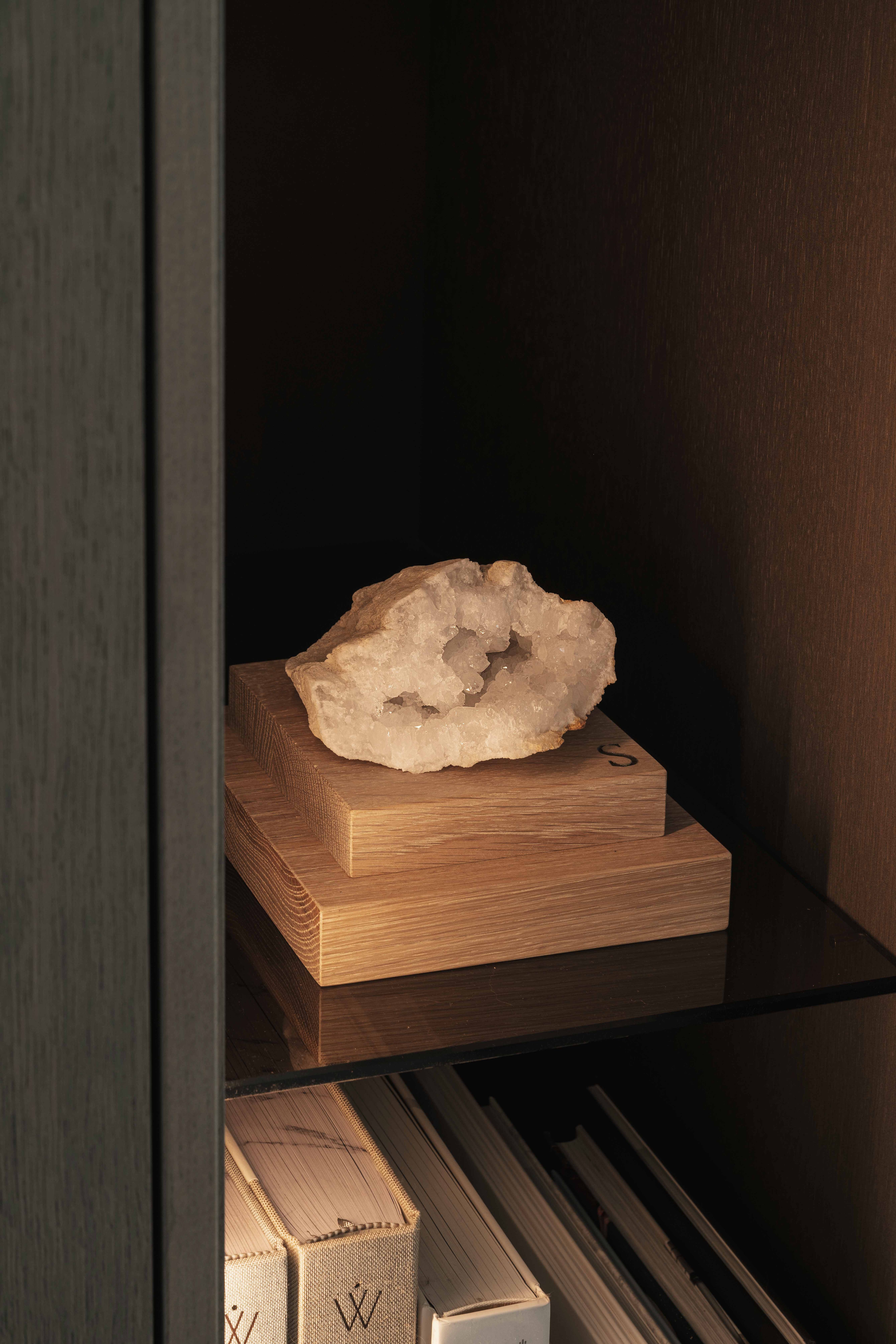 Edelsteen op sokkel, eikenhouten sokkel, woonaccessoires, luxe woondecoratie