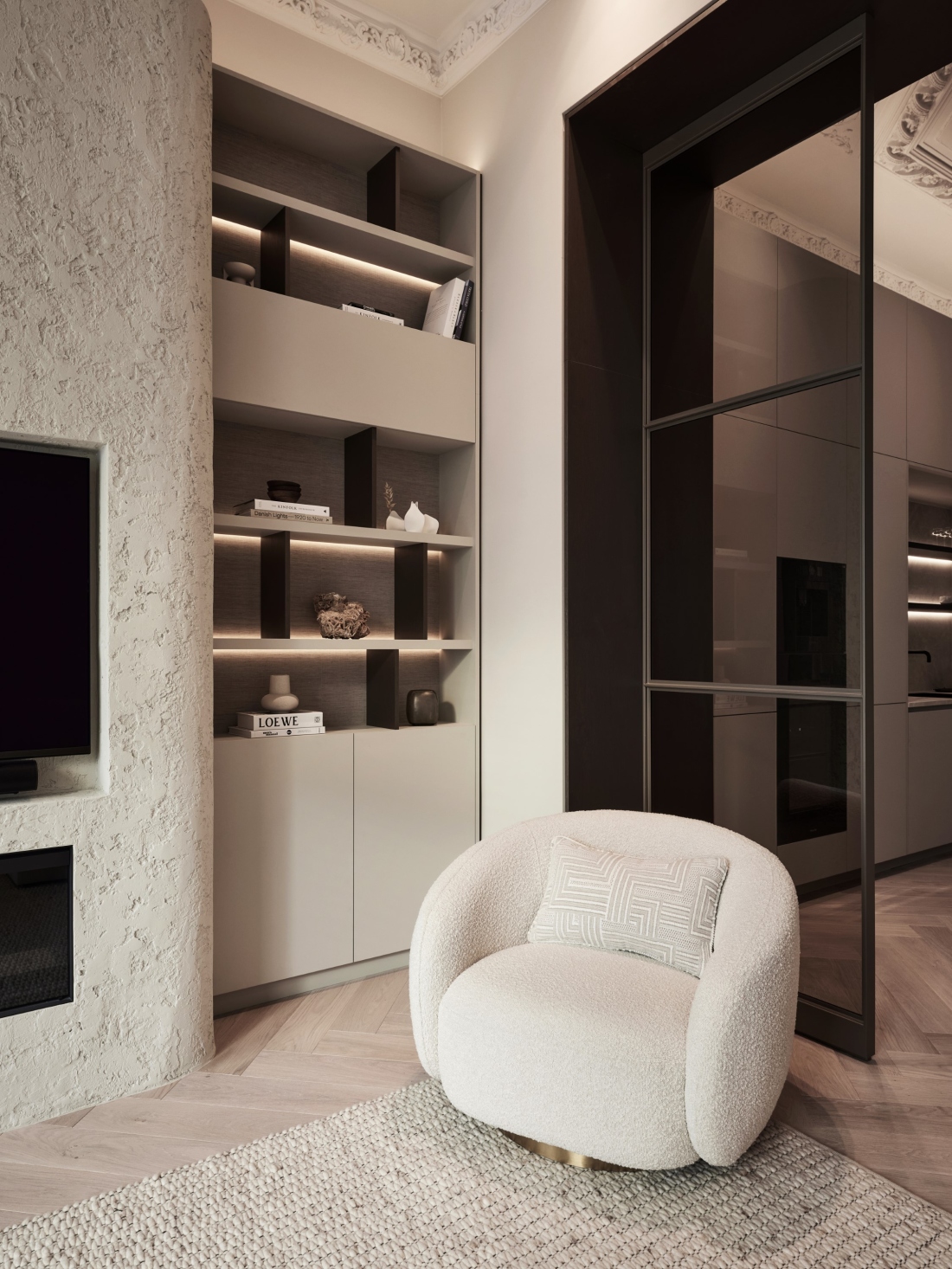 Luxe woonkamer in beige tinten en afgewerkt met grot betonstucwerk, cinewall, strakk interieurbouw, maatwerk kasten