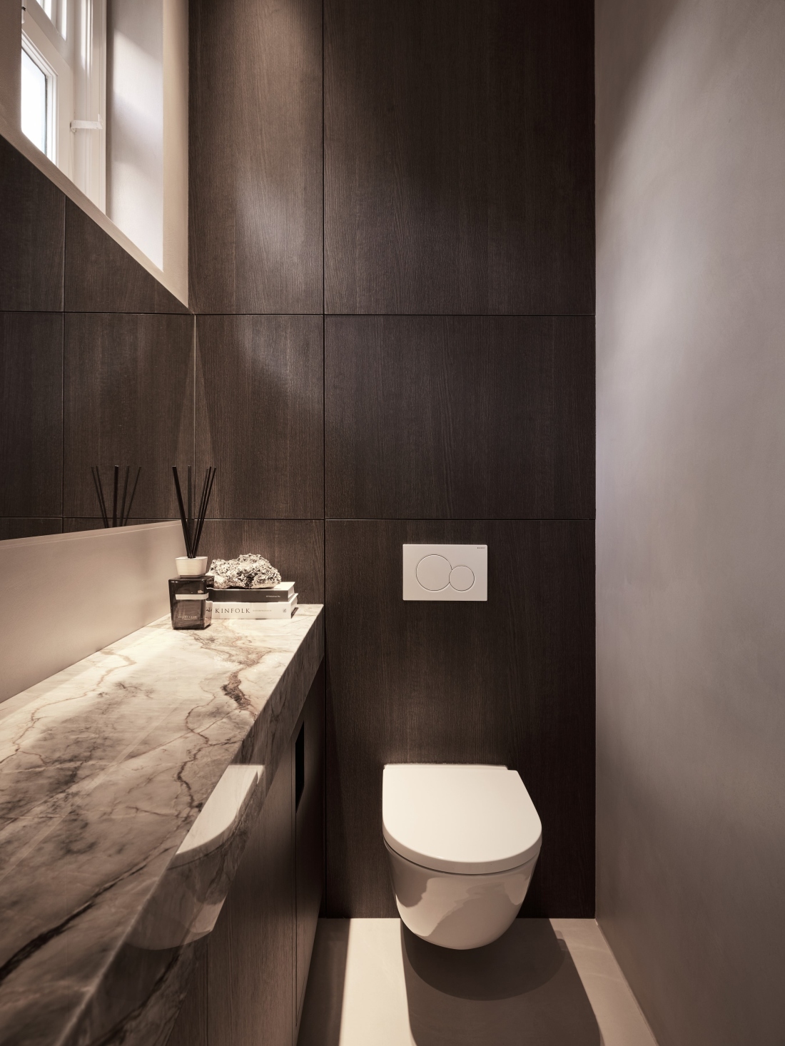 Luxe toilet met een combinatie van eikenfineer en marmer, Refined Luxury, strakk interieurbouw
