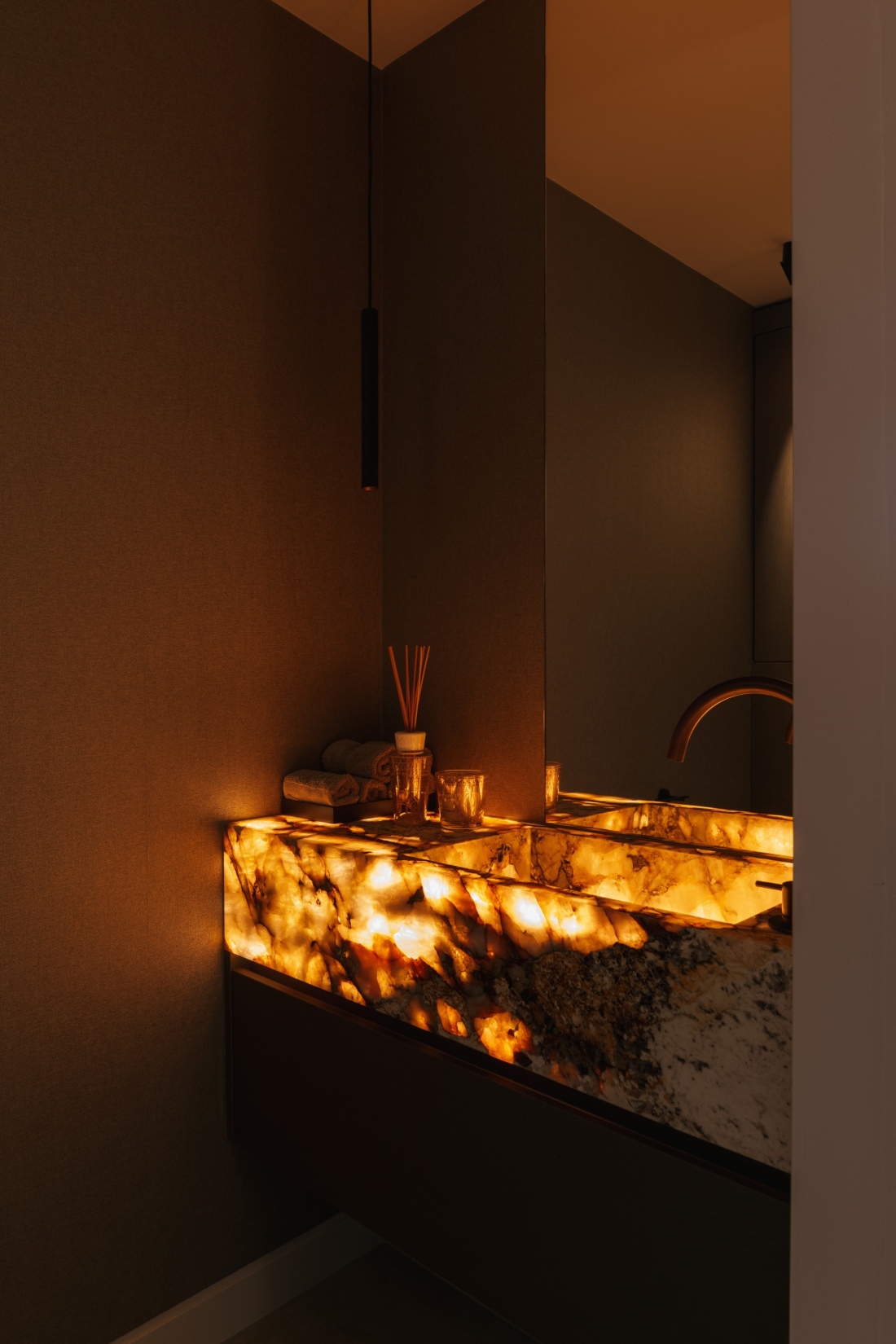 Lichtdoorlatend natuursteen, patagonia kwartsiet, toilet, luxe wastafel, strakk interieurbouw