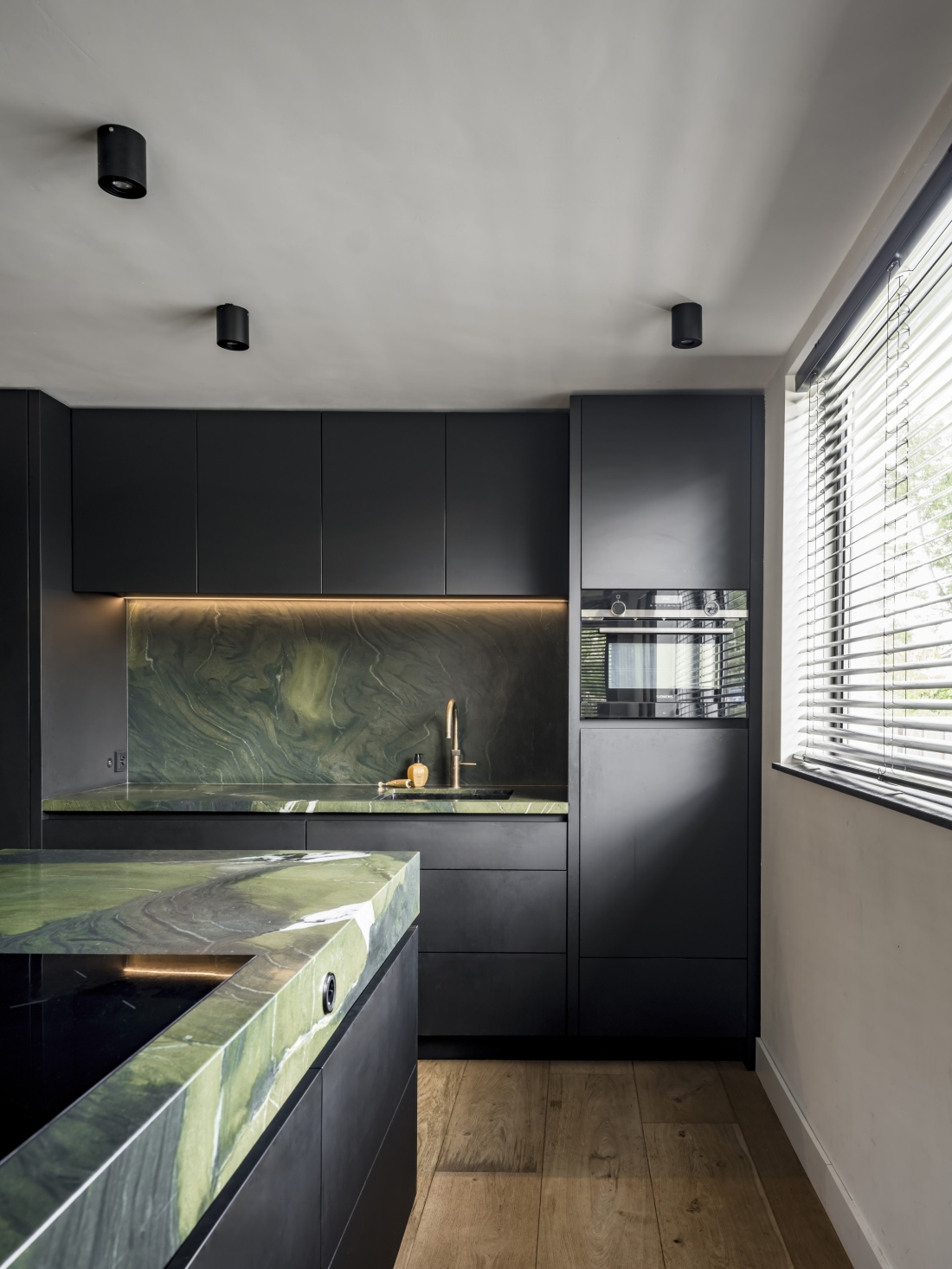 Groen keukenblad, zwarte keuken, maatwerk keuken, strakk interieurbouw, luxe keuken, keuken op maat