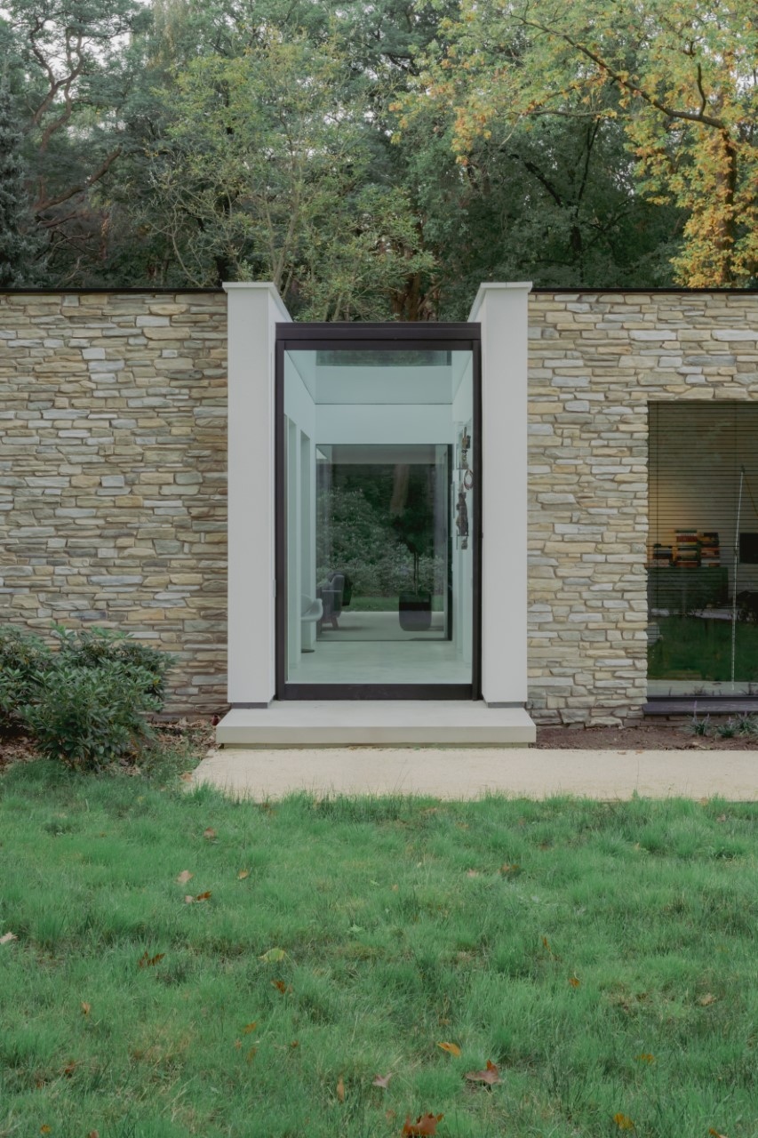 Minimalistisch exterieur, glazen taatsdeur, lichtstraat, modern interieur, strakk interieurbouw