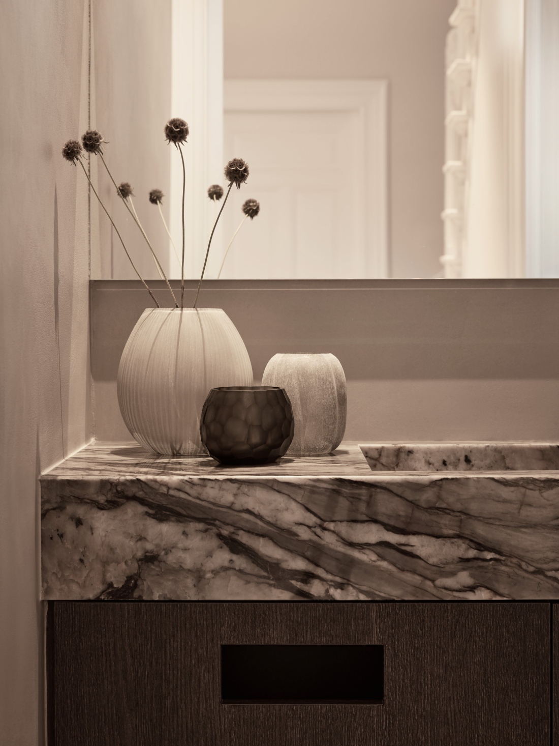 Detail foto van een luxe toilet met een combinatie van eikenfineer en marmer, Refined Luxury, strakk interieurbouw