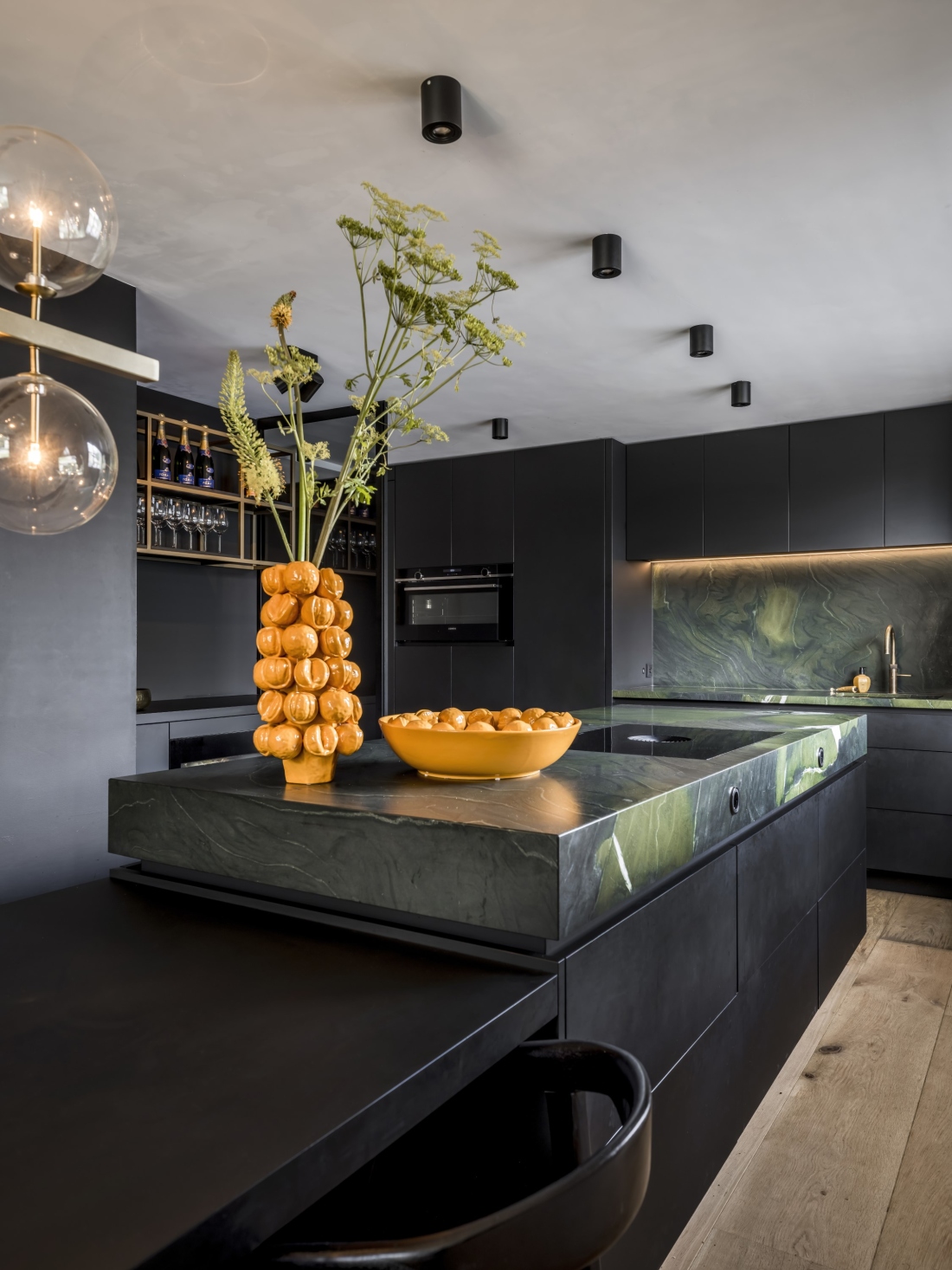 Zwarte keuken, groen keukenblad, luxe keuken, keuken op maat, kookeiland, maatwerk keuken