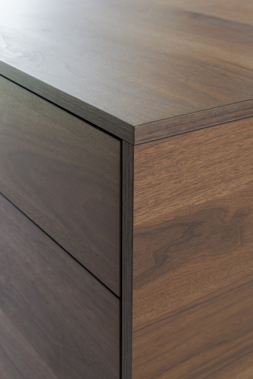 Detail foto van de afwerking met verfijnd Shinokki-walnoothout, strakk interieurbouw, walk in closet.