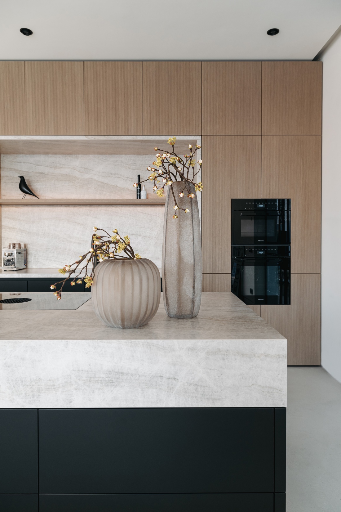 Moderne keuken met eiken kastenwand in combinatie met keramieken werkblad