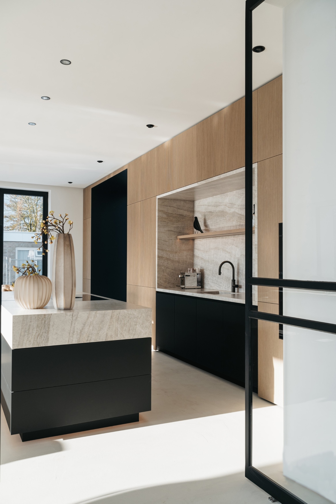 Moderne keuken met eiken fronten en keramieken kookeiland