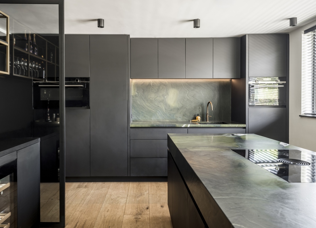 Zwarte keuken, maatwerk keuken, keuken op maat, groen keukenblad, kookeiland, keukenkast, luxe keuken