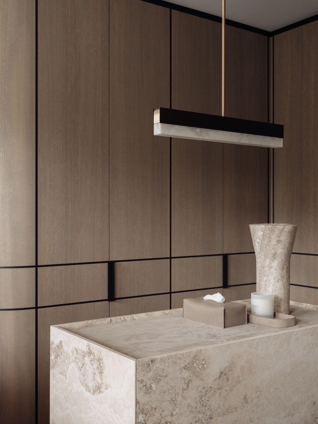 Walk in closet, eikenhouten kast, marmeren eiland, inloopkast