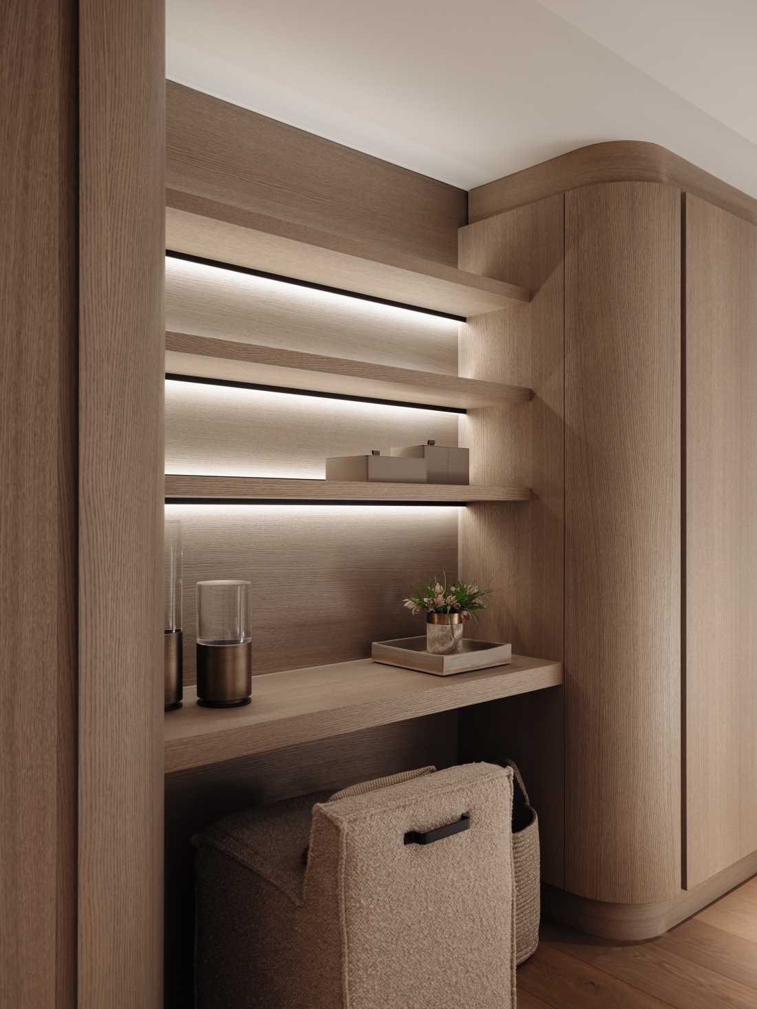 Walk in closet, inloopkast, nis, eikenhouten kast