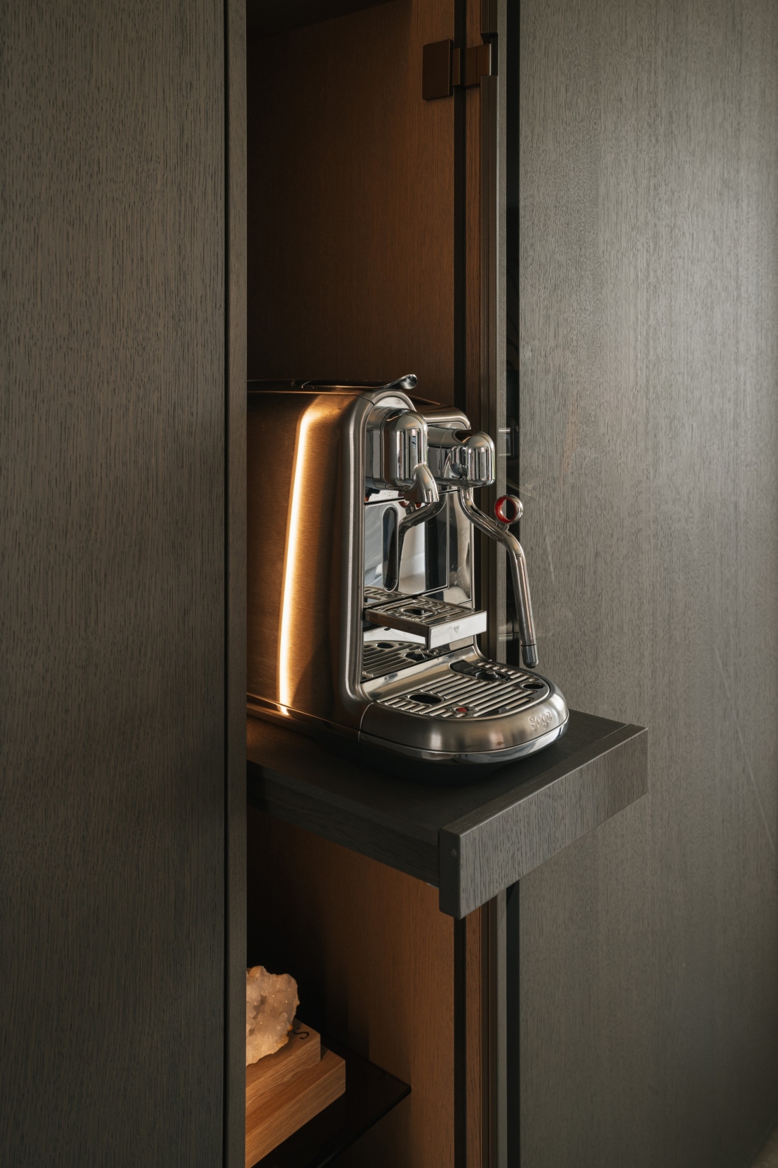 Eikenhouten keukenkast met showkast, uitschuifbare lade voor koffiezetapparaat, koffienis, koffiehoek thuis, strakk interieurbouw,