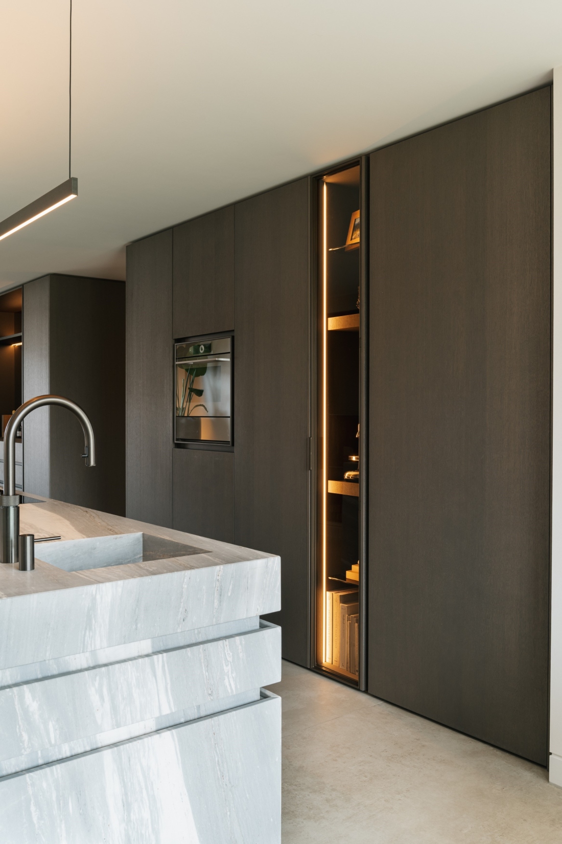 Moderne keuken, eikenhouten keukenkast, showkast, kookeiland van kwartsiet
