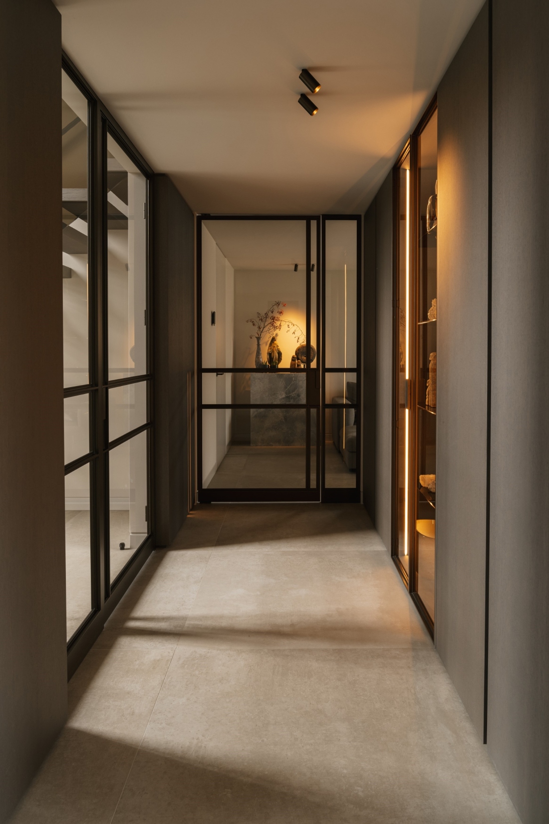 Hal, showkast, stalen deuren met brons gekleurd glas, glazen deuren, taatsdeur, strakk interieurbouw