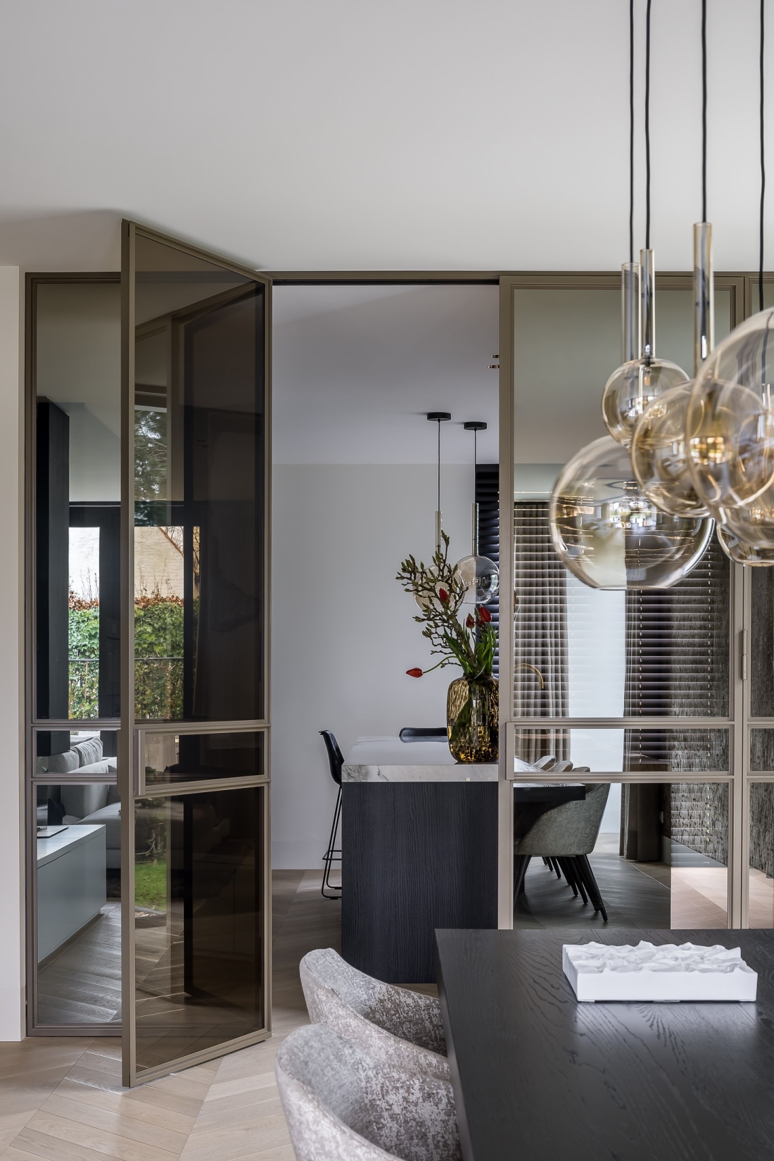 Stalen deuren in bronze kleur, keuken, kookeiland, strakk interieurbouw