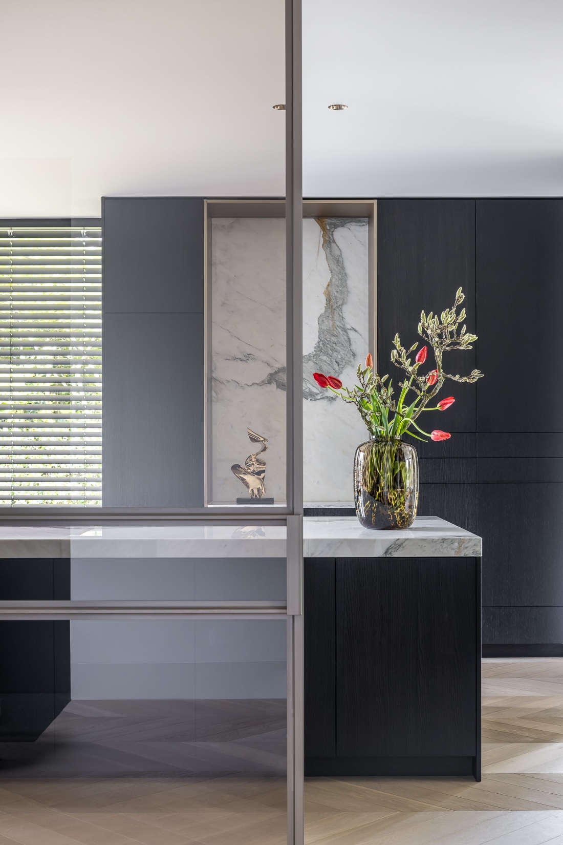 Moderne keuken, kookeiland, koffienis, stalen deur, strakk interieurbouw