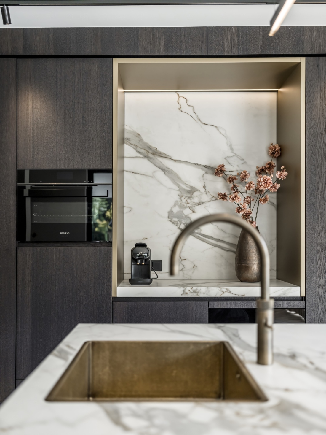 Koffiehoek, koffienis, luxe keuken, bronzen kraan, bronzen wasbak, eikenhouten keuken, exclusieve keuken, maatwerk keuken, strakk interieurbouw