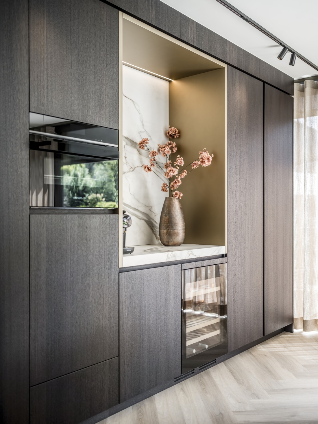 Keuken, koffienis, keukenkast, eikenhouten keuken, exclusieve keuken, maatwerk keuken, strakk interieurbouw