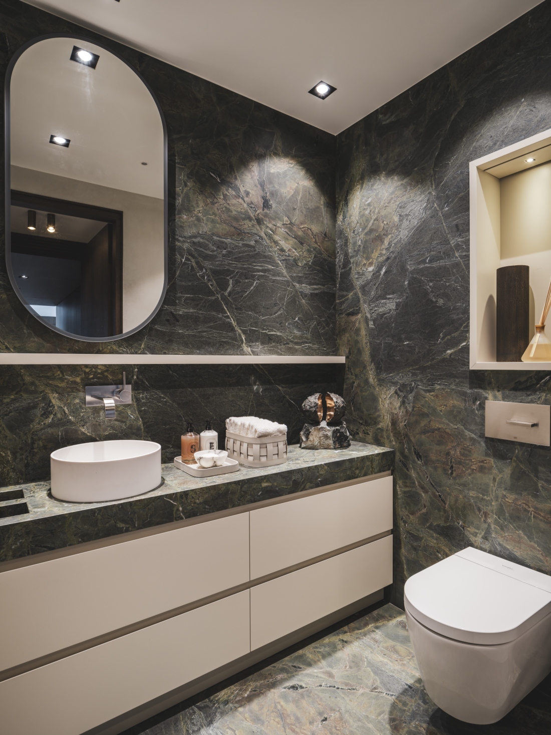 Toilet, natuursteen, badkamer meubel, wastafel, contrast van materialen, strakk interieurbouw, wolterinck