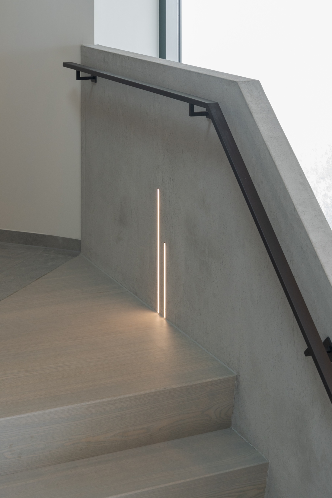 Houten z-trap met betonlook afwerking