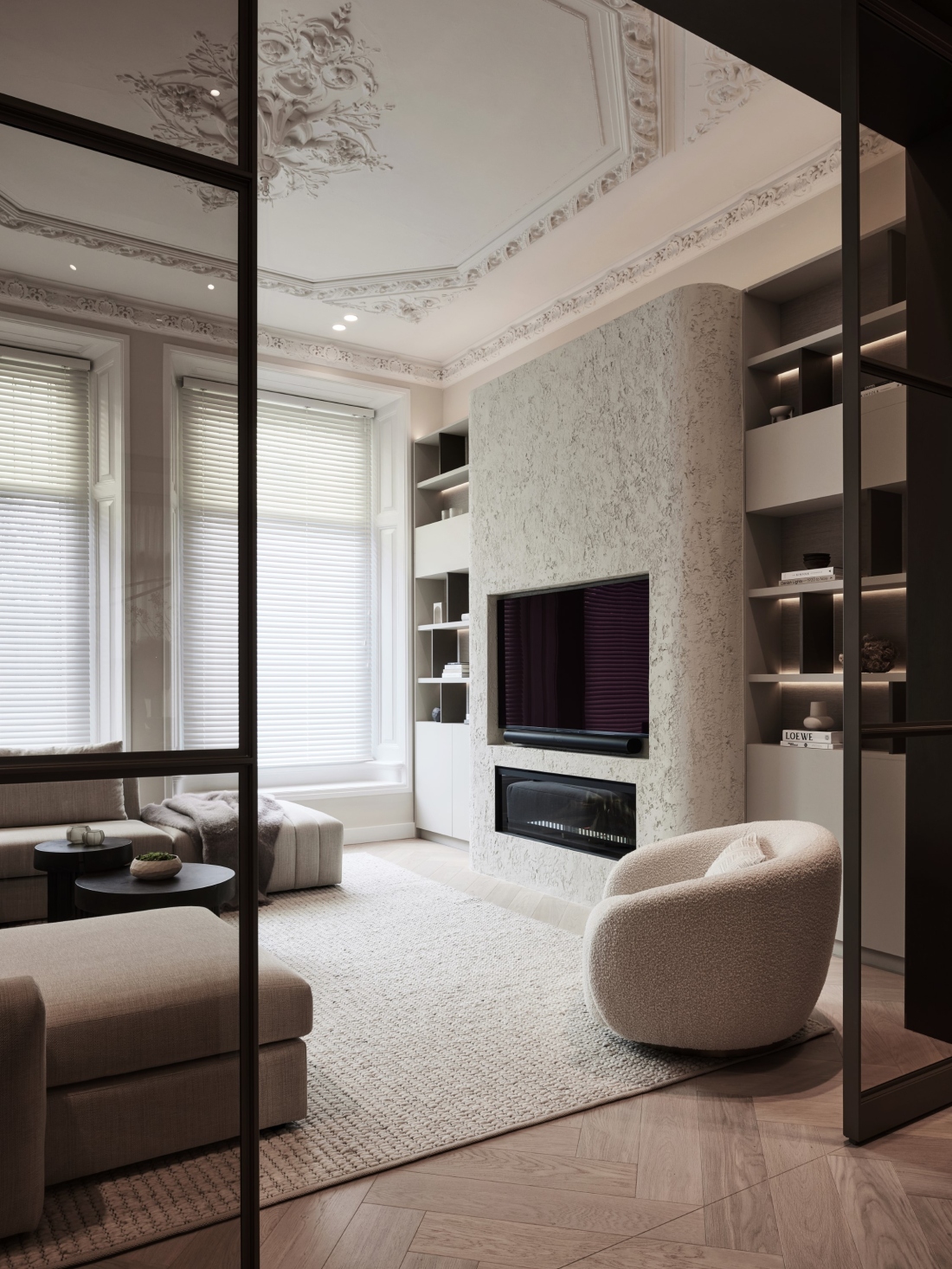 Luxe woonkamer in beige tinten en afgewerkt met grot betonstucwerk, maatwerk kasten, cinewall, strakk interieurbouw