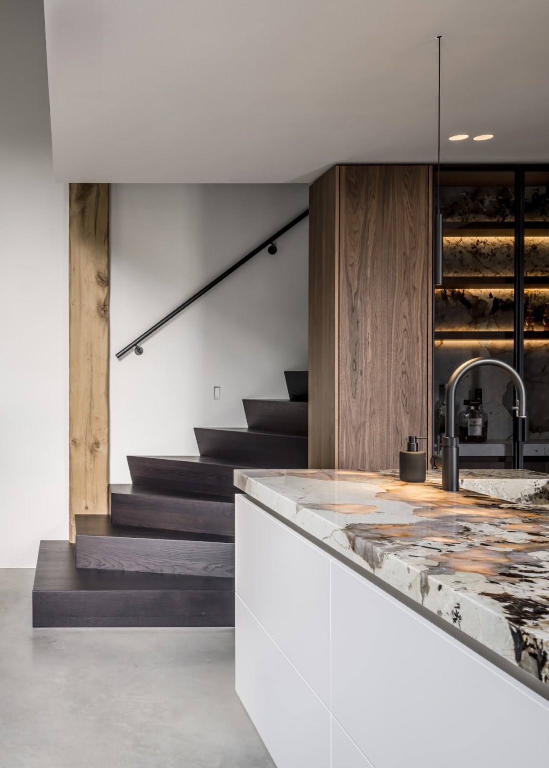 Luxe keuken, lichtdoorlatend natuursteen, kookeiland, exclusieve keuken, modern interieur, strakk interieurbouw, Historic Harmony