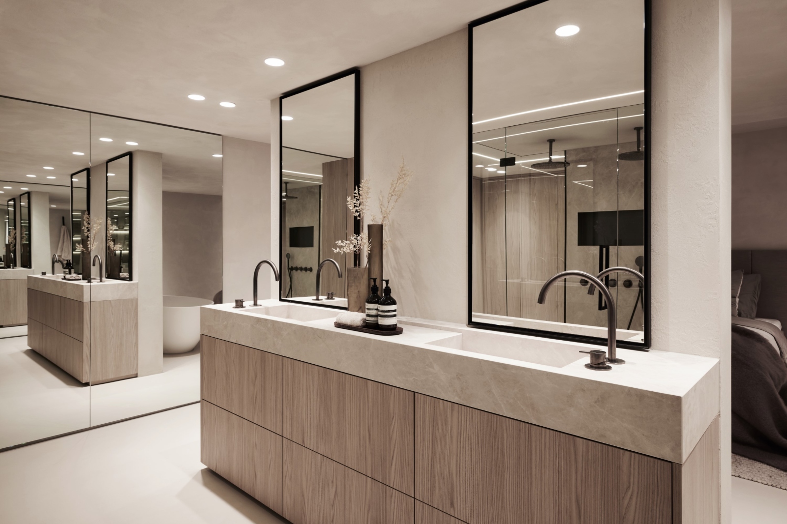 Luxe badkamer in beige tintent en zwarte accenten, badkamer inspiratie, luxe badkamer, luxury bathroom, dubbele wastafel, badkamer inspiratie, spiegel
