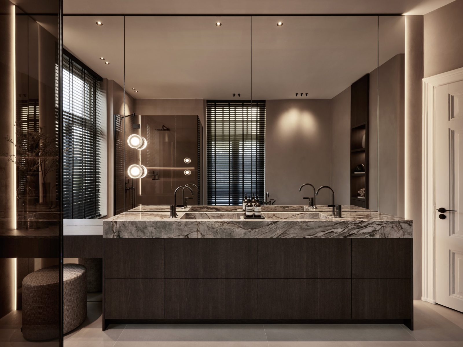 Luxe badkamer met eikenfineer kasten in combinatie met marmeren blad, strakk interieurbouw