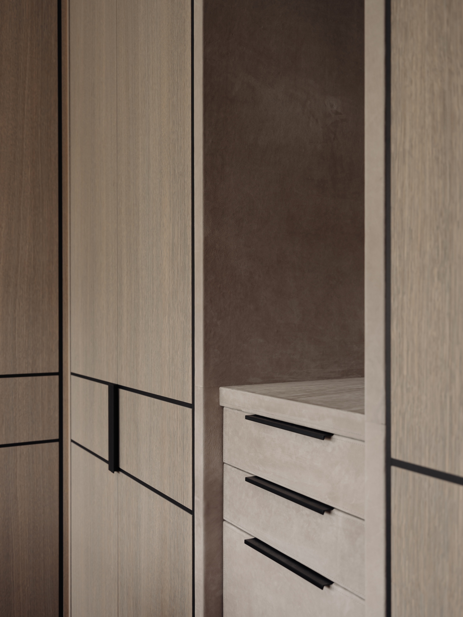 Kast details, eikenhouten kast met zwarte grepen
