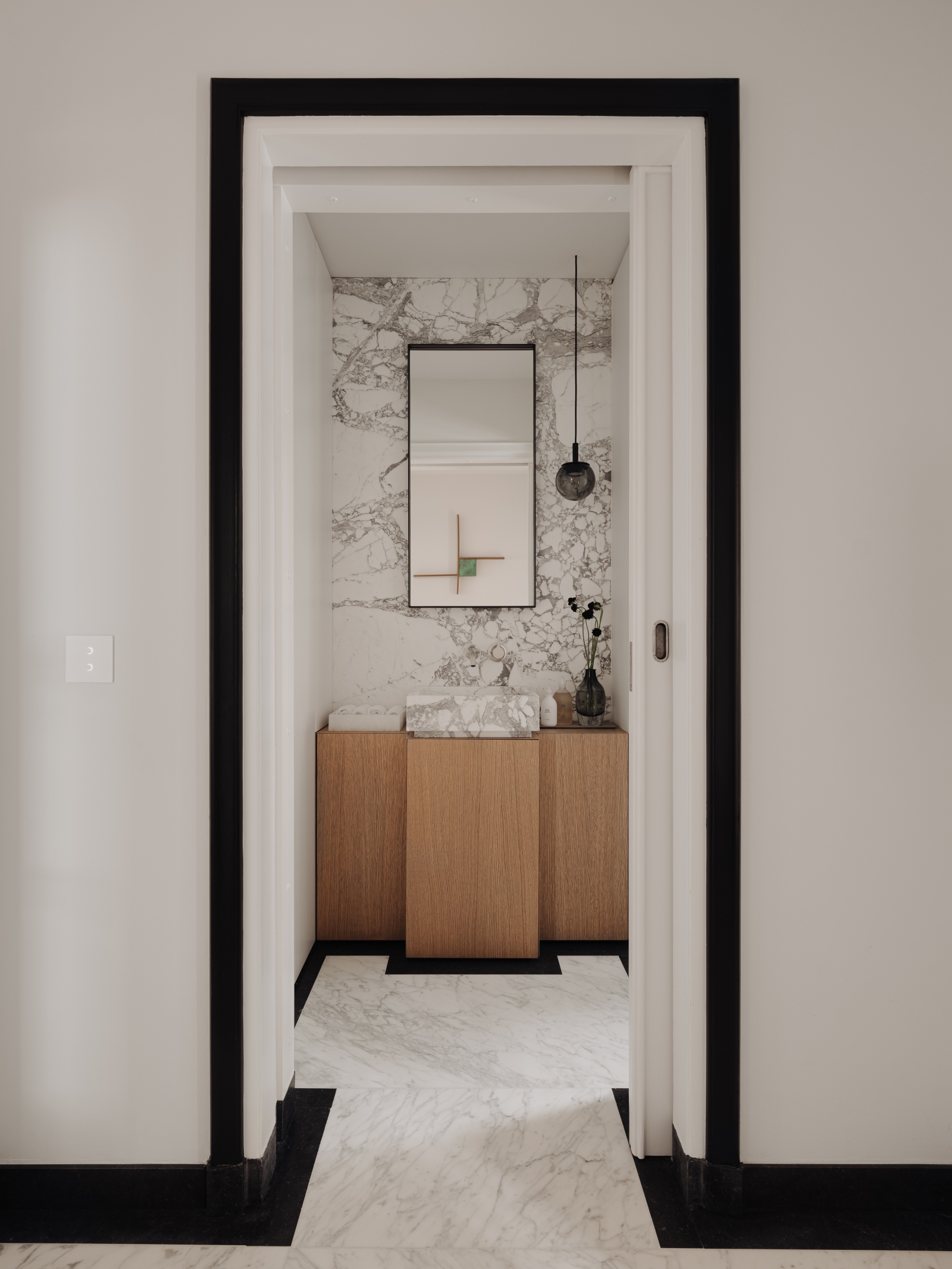 Toiletmeubel met eikenfineer en marmeren blad