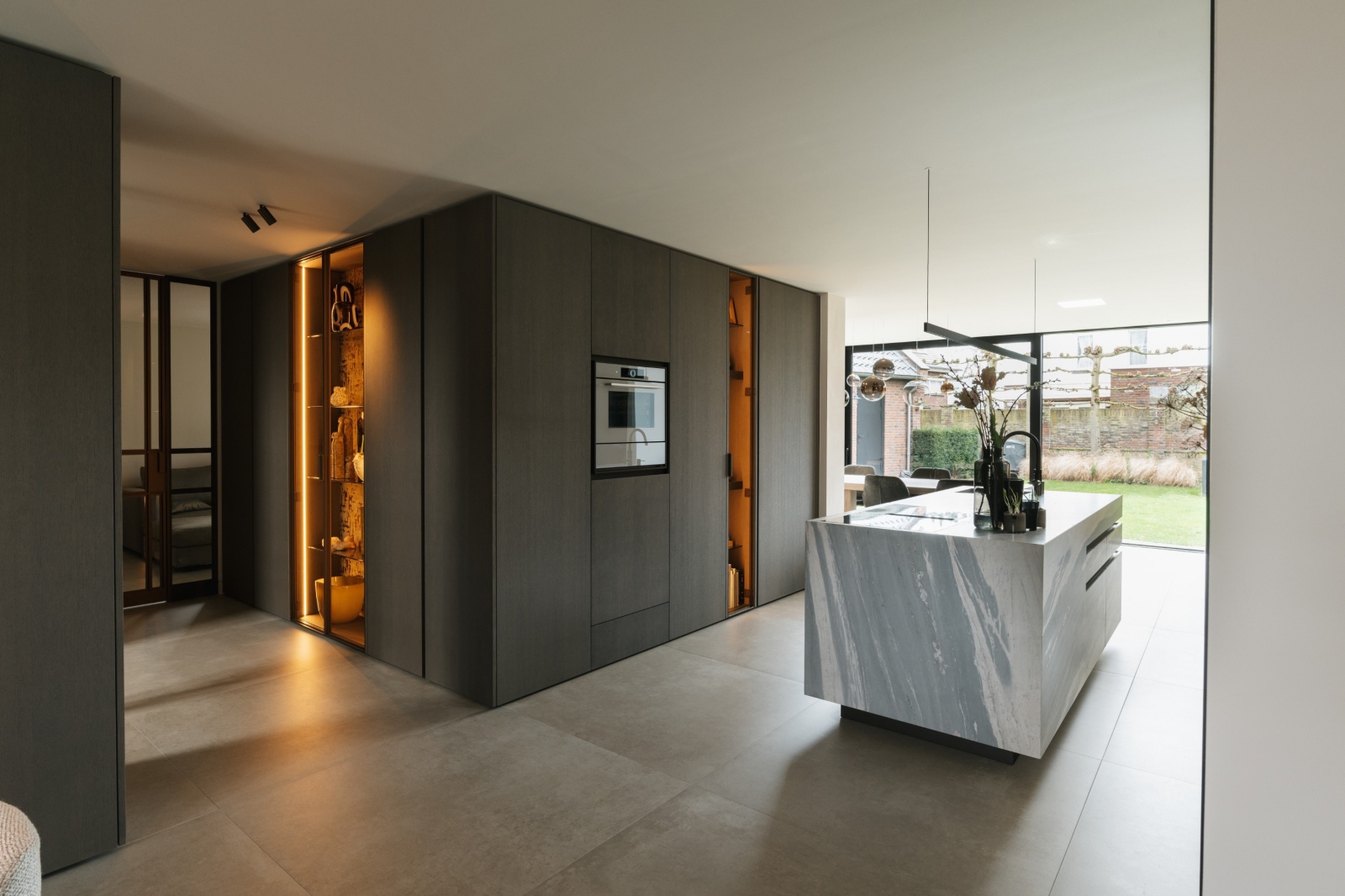 Moderne keuken met kookeiland van kwartsiet, eikenhouten keukenkast met showkast, strakk interieurbouw