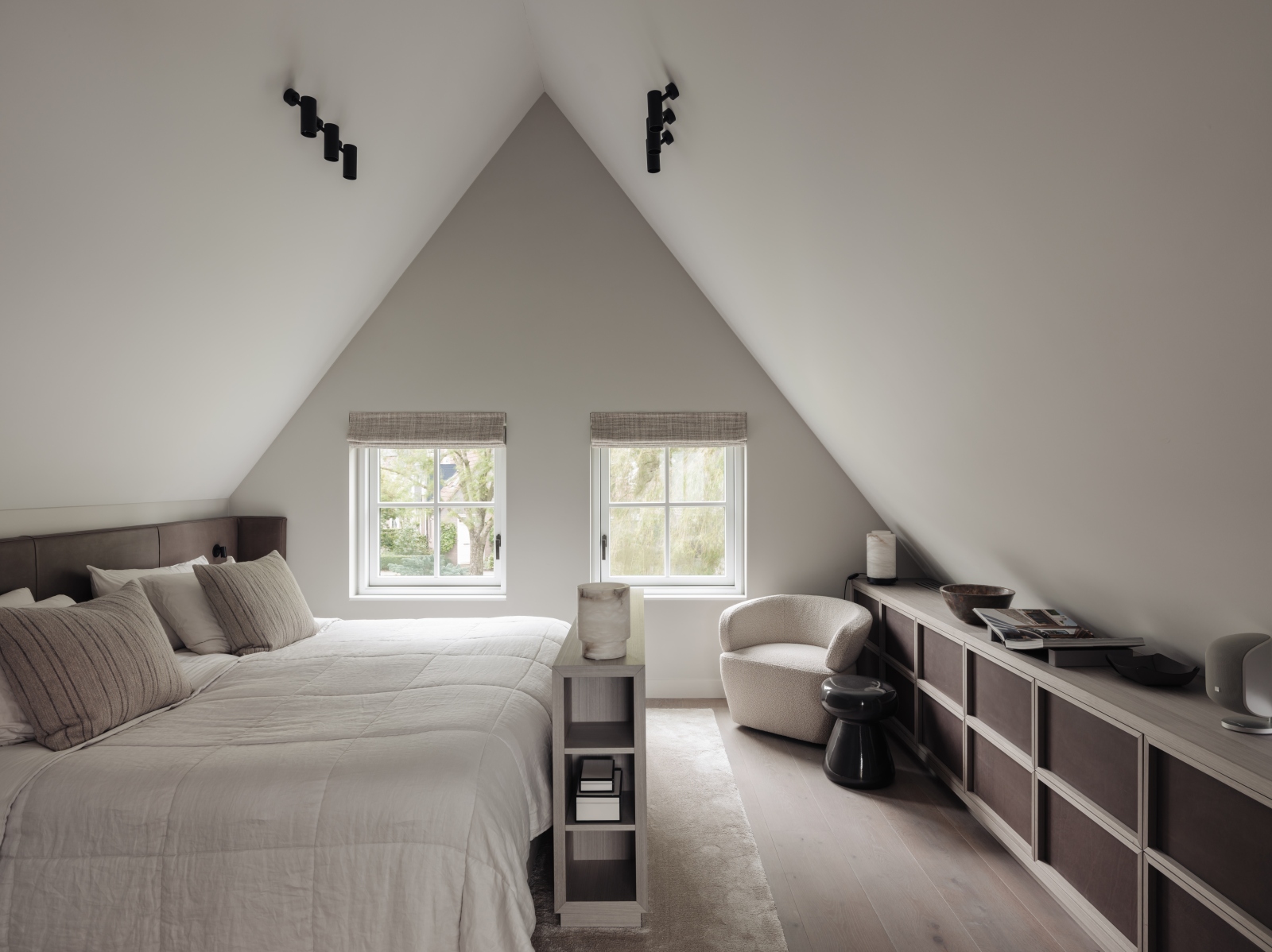 Moderne slaapkamer met maatwerk dressoir