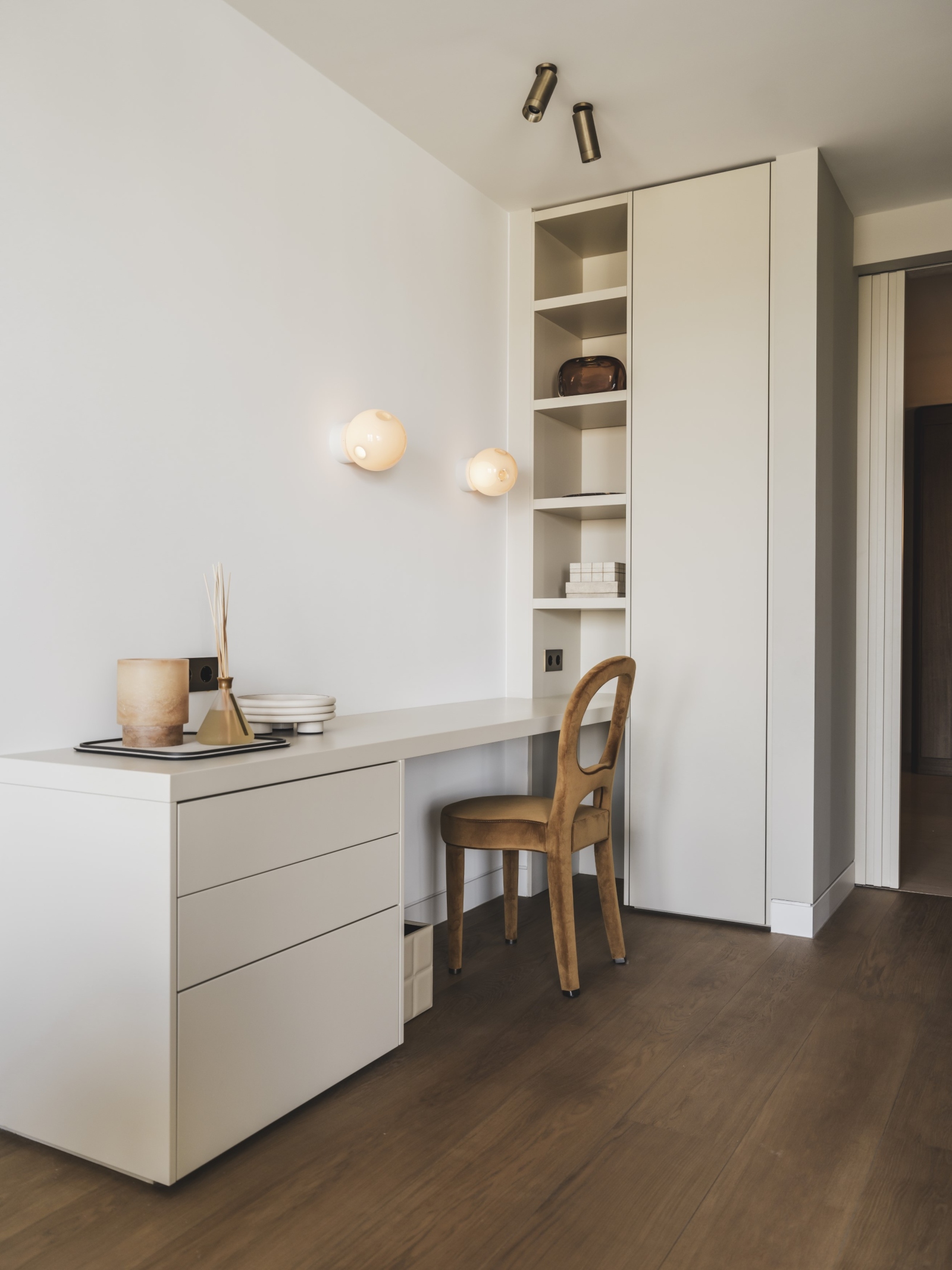 Wit bureau, thuiskantoor, maatwerk kast, strakk interieurbouw, wolterinck