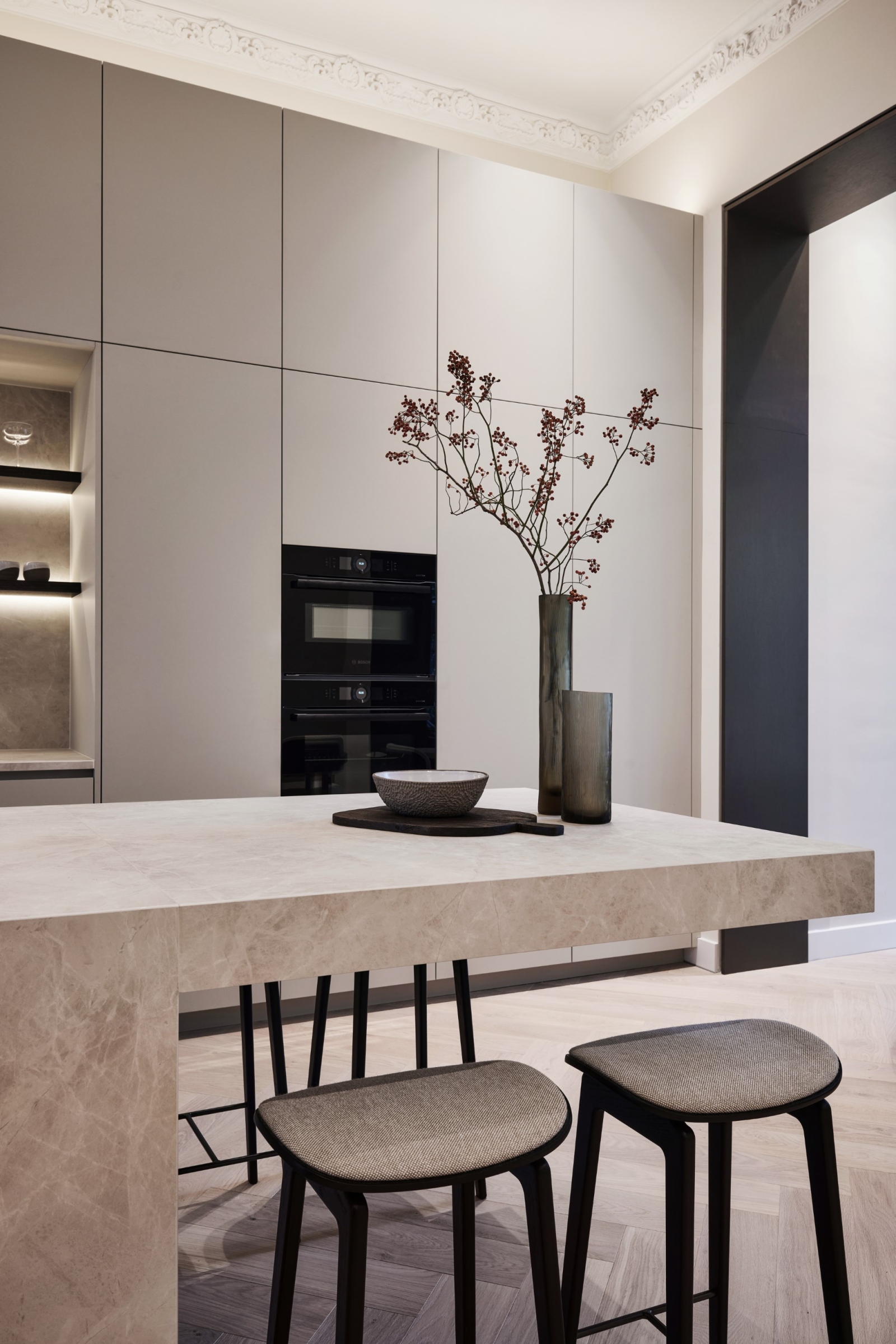 Moderne keuken, marmeren keukenblad, kookeiland, luxe keuken, maatwerk keuken, keuken op maat, op maat gemaakte keuken, beige keuken,