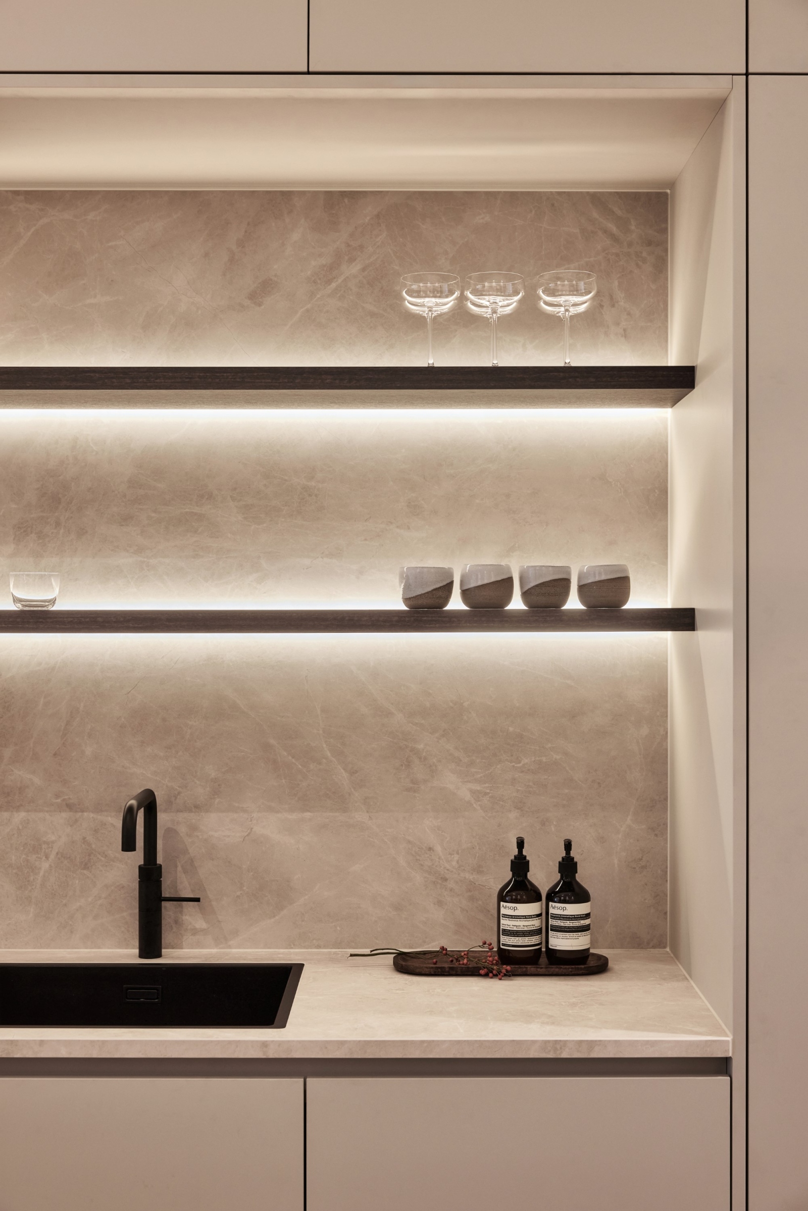 Moderne keuken, marmeren keukenblad, kastenwand, luxe keuken, maatwerk keuken, keuken op maat, op maat gemaakte keuken, beige keuken, koffienis