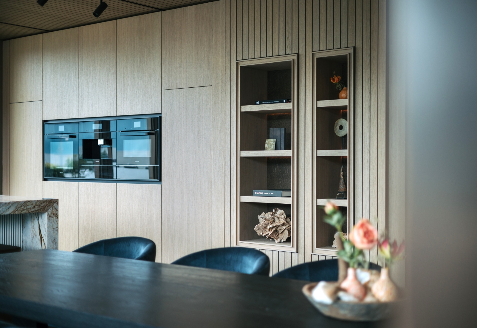 Onze studio, showroom van Strakk Interieurbouw, maatwerk kastenwand