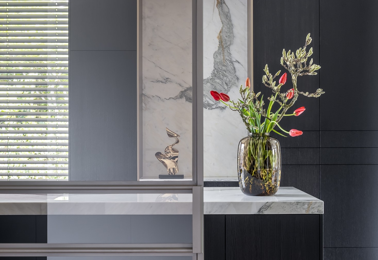 Exclusieve keuken met natuurstenen keukenblad door Strakk Interieurbouw
