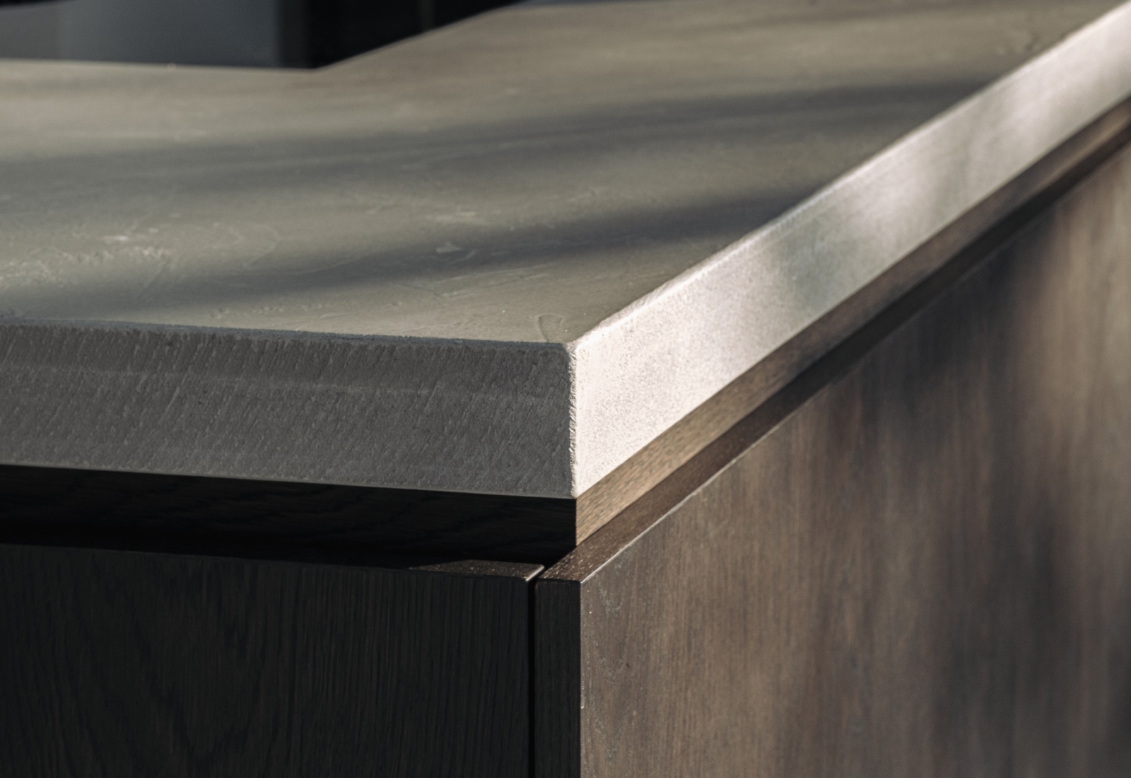 Detail foto van een BalsaBeton keukenblad in een exclusieve keuken door Strakk Interieurbouw