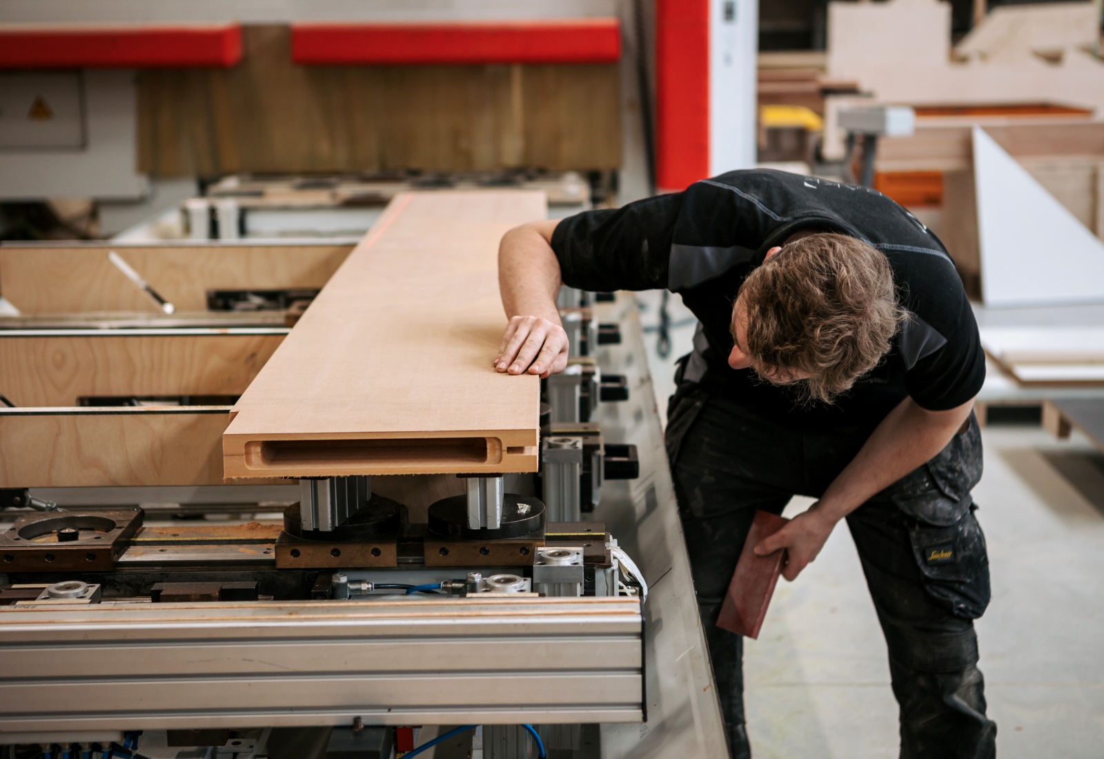 Fijn timmerman interieurbouw aan het werk