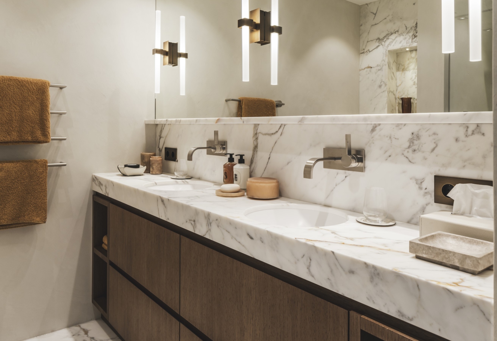 Badkamer, luxe badkamer, marmeren blad, houten kasten, badkamer meubel, wolterinck, strakk interieurbouw