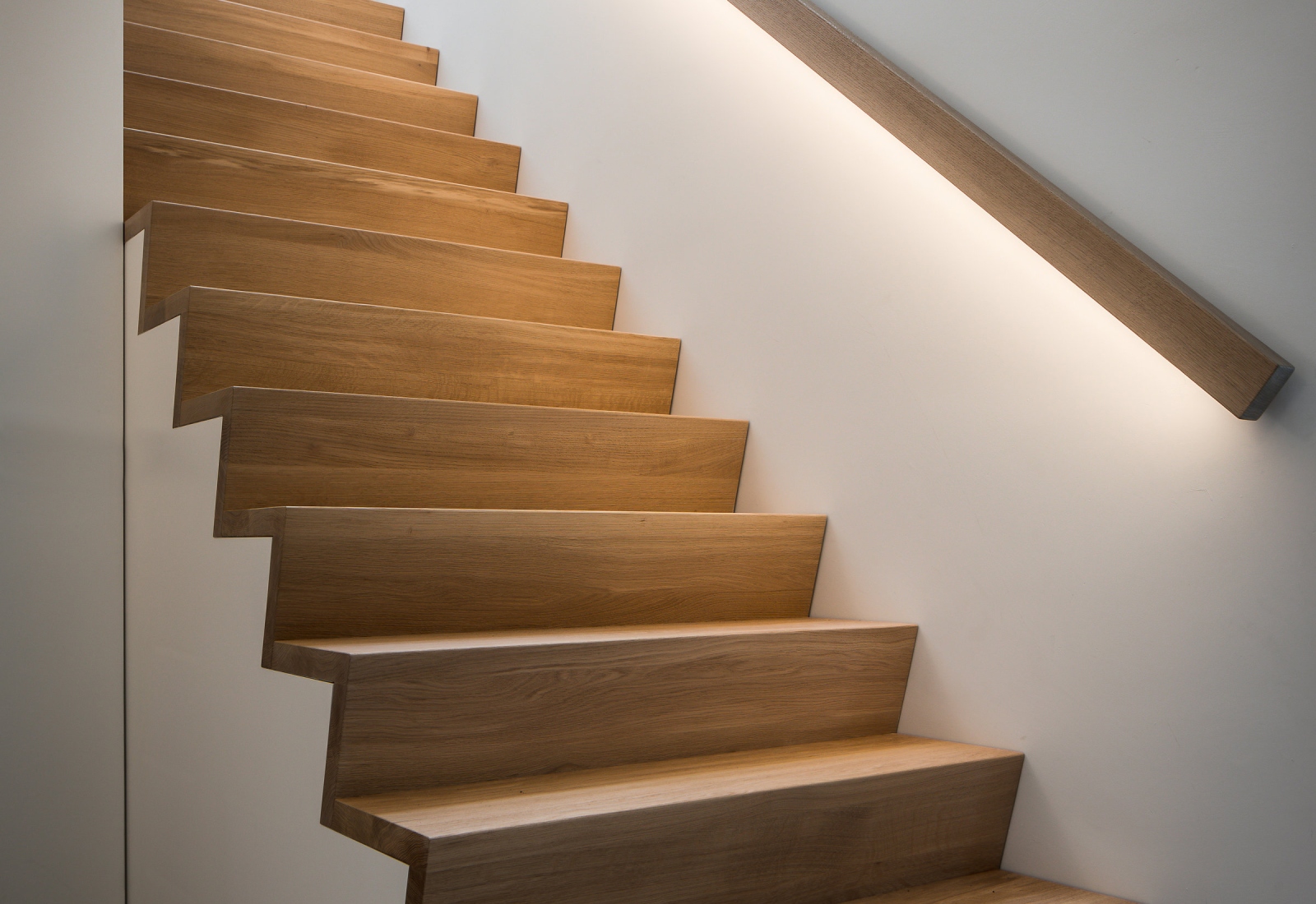 Houten z-trap met leuning en verlichting