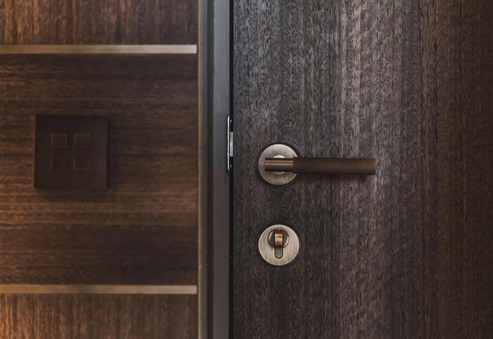 Detail foto van een houten deur op maat door Strakk, handgreep