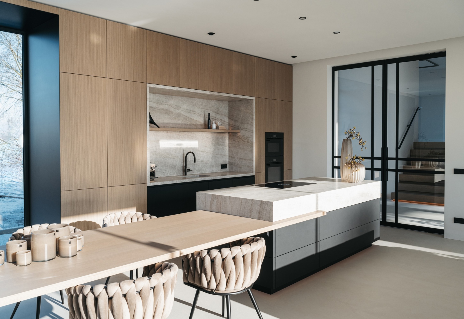Gefrijnd eikenhouten kastenwand in moderne villa