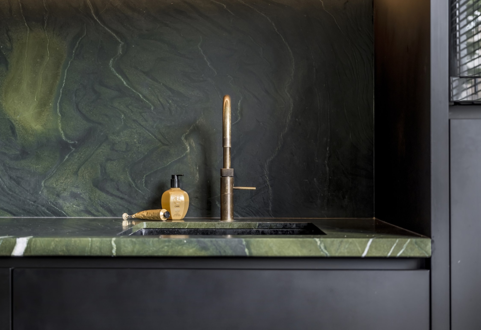 Luxe keuken, groen keukenblad, zwarte keuken, bronzen kraan, maatwerk keuken, strakk interieurbouw, keuken op maat