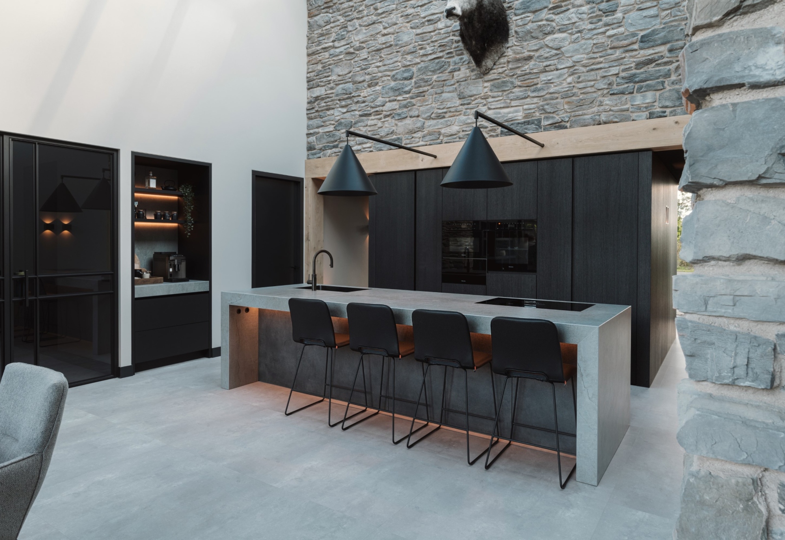 Een op maat gemaakte keuken in landelijk moderne stijl door Strakk Interieurbouw