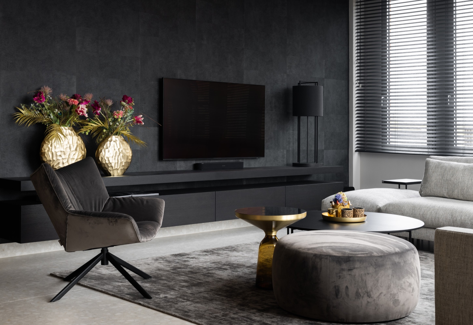 Tv meubel, woonkamer, woonkamer inspiratie, zwart tv meubel, donker behang, vachtbehang, luxe woonkamer, luxe tv meubel, maatwerk, strakk interieurbouw
