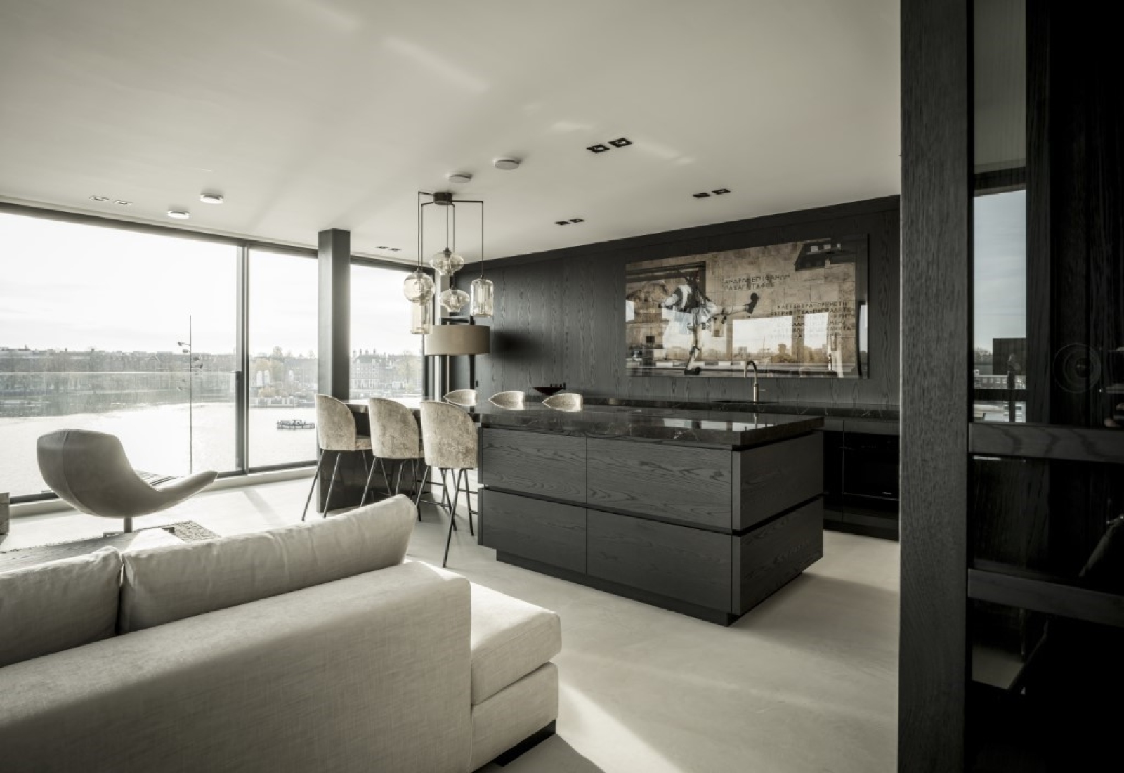 Eikenhouten keuken in appartement door Strakk Interieurbouw