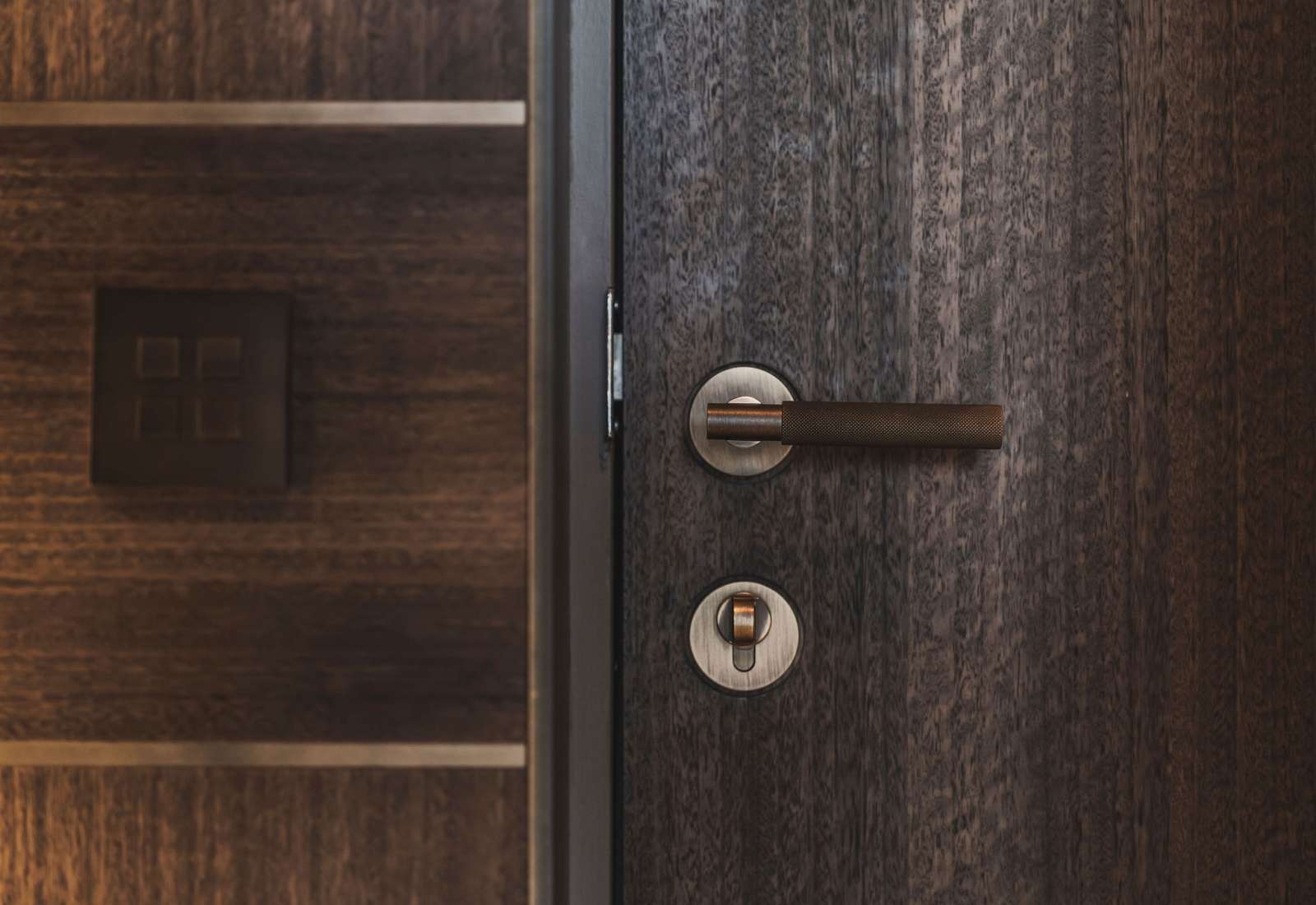 Luxe handgreep op een exclusieve deur door Strakk Interieurbouw