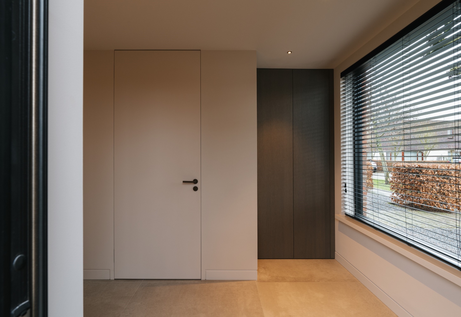 Witte xinnix deur met zwarte greep