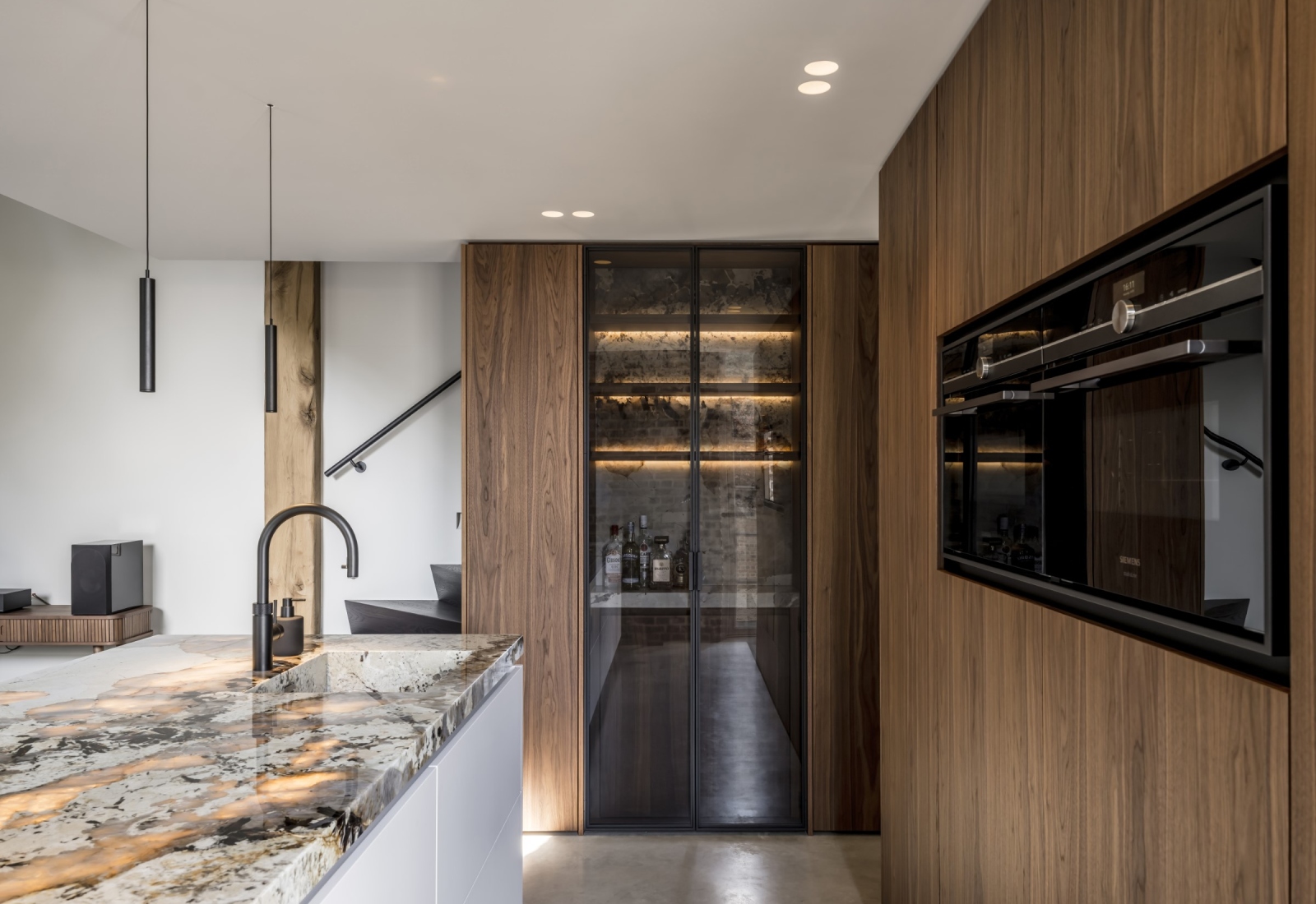 Keuken op maat met houten kastenwand en kookeiland met lichtdoorlatend keukenblad