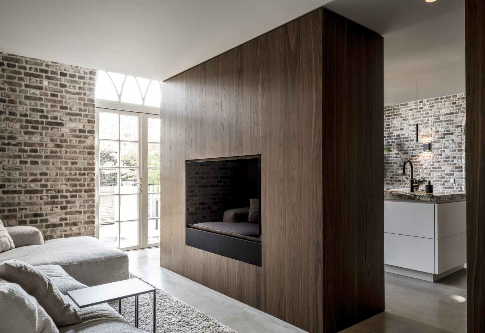 Kast op maat, houten kast op maat in de woonkamer